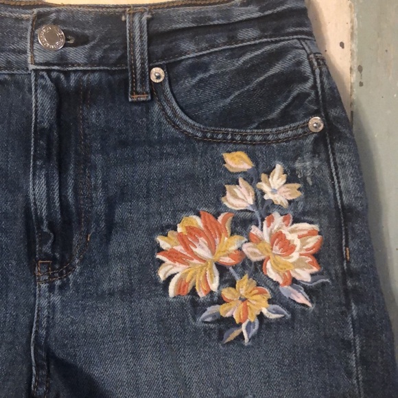 American Eagle embroidered shorts. Size 0 - Picture 2 of 9
